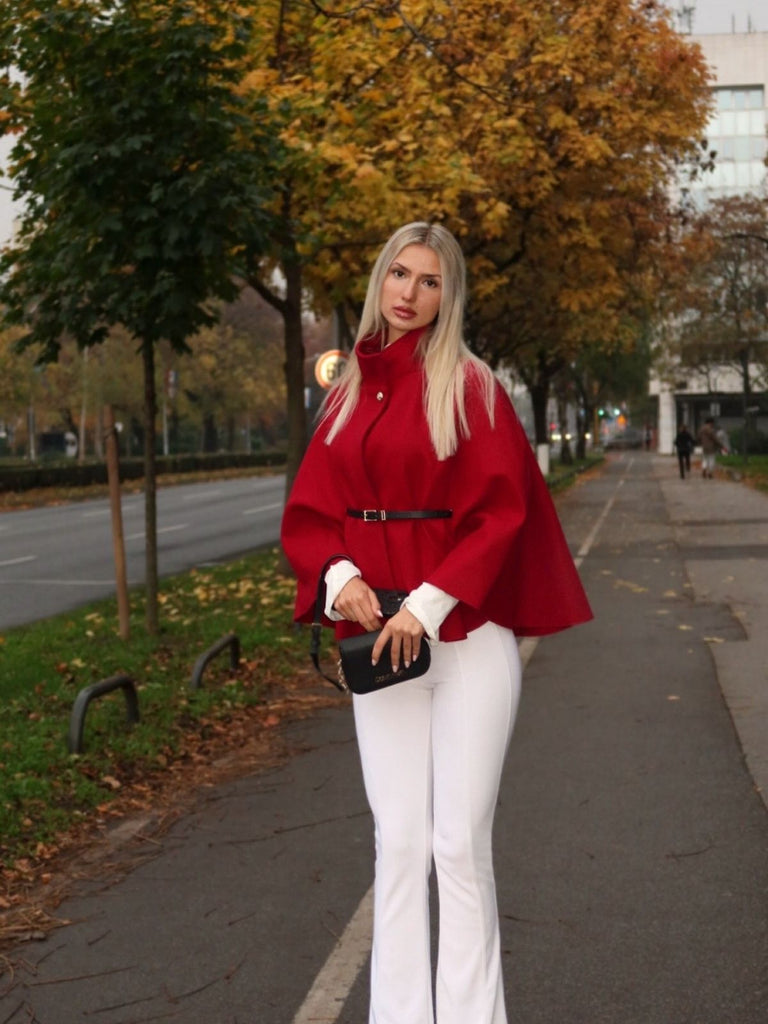 Manteau cape uni ceinturé rouge vin des années 1960