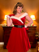 Robe de Noël rouge en velours à épaules dénudées des années 1950