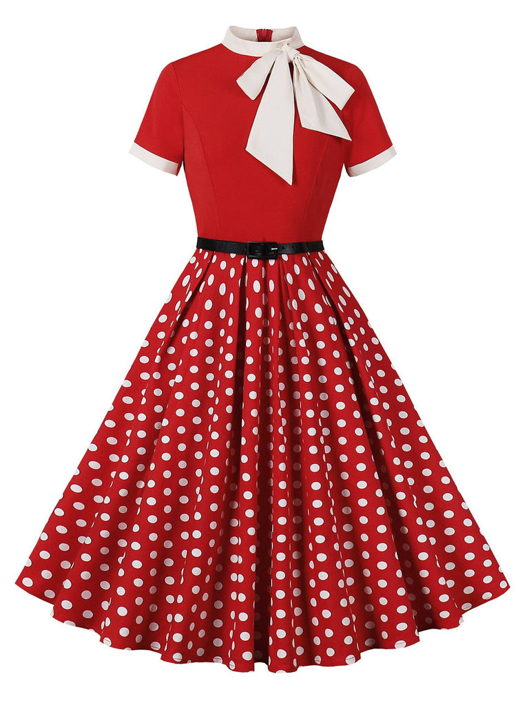 Robe ceinturée à pois et col noué des années 1950