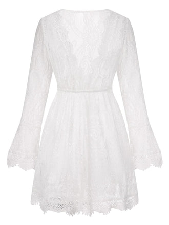 Robe de plage blanche en dentelle unie des années 1940