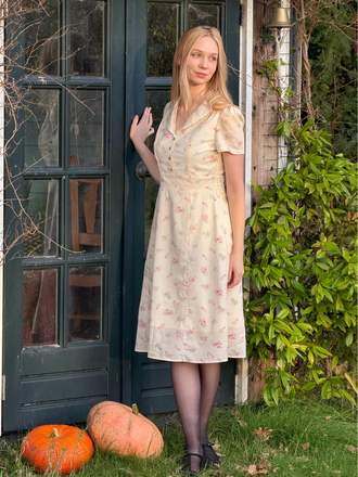 Robe beige à manches bouffantes et revers fleuris des années 1940