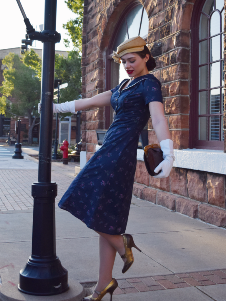 Robe bleu à manches bouffantes et revers fleuris des années 1940