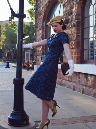 Robe bleu à manches bouffantes et revers fleuris des années 1940