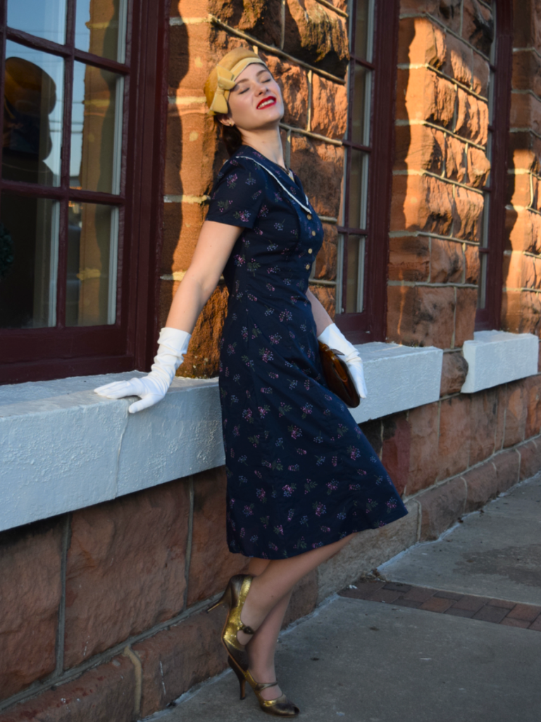Robe bleu à manches bouffantes et revers fleuris des années 1940