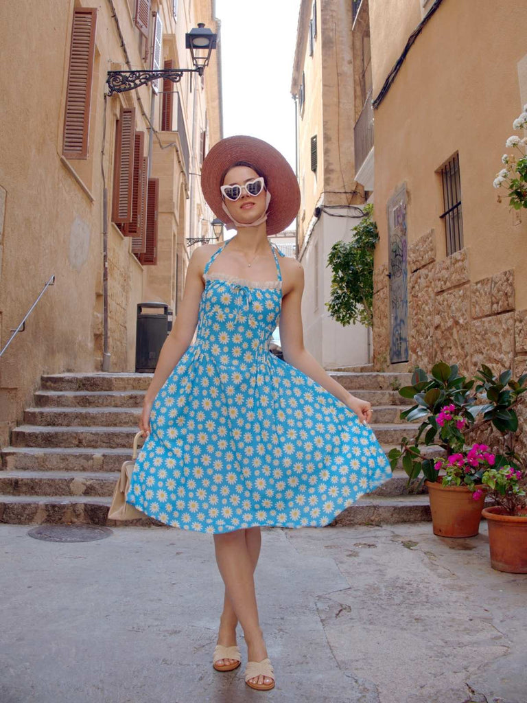 Robe dos nu marguerites bleue avec bordure en dentelle des années 1950