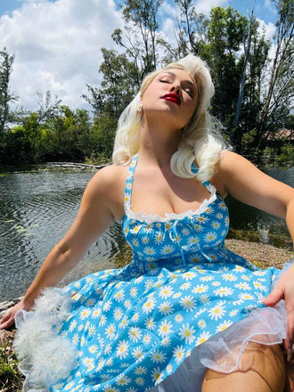 Robe dos nu marguerites bleue avec bordure en dentelle des années 1950