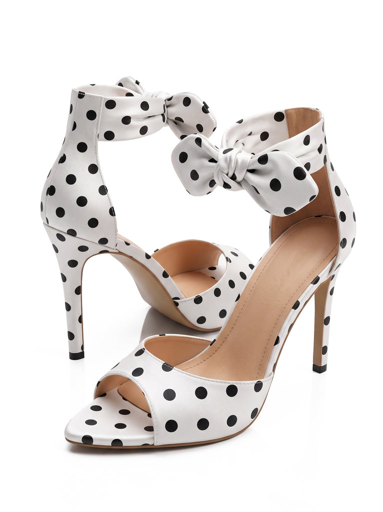 Sandales blanches à talons hauts en satin à pois et laçage