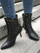 Bottes gothiques à bout pointu, lacets et clous dorés