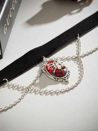 Collier gothique avec pendentif en araignée rouge