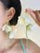 Boucles d'Oreilles Pendantes Fleur en Résine et Perles Vertes