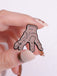 Broche Halloween Main de Zombie Cousue