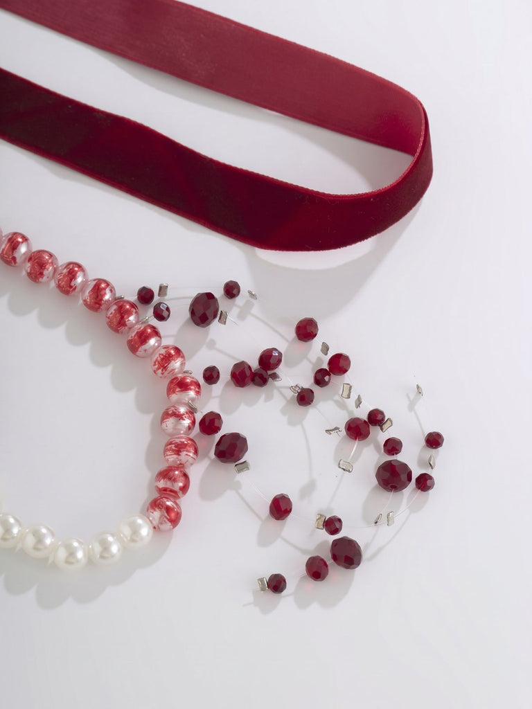 Collier ras-du-cou rouge sang en velours et perles