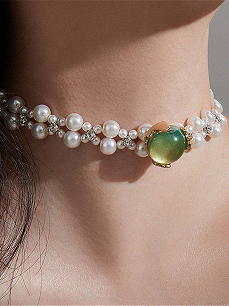 Collier de perles blanches et de pierres précieuses artificielles vertes