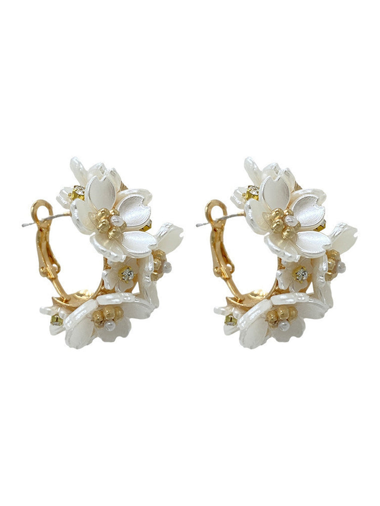 Boucles d'oreilles en perles blanches à fleurs 3D