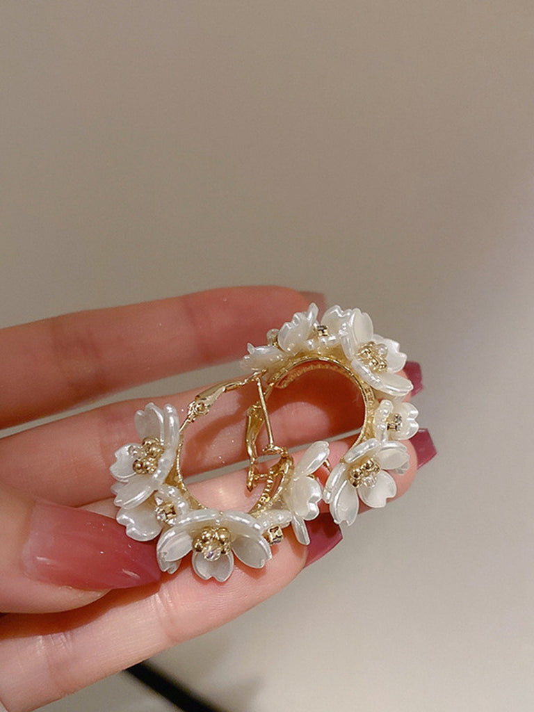 Boucles d'oreilles en perles blanches à fleurs 3D