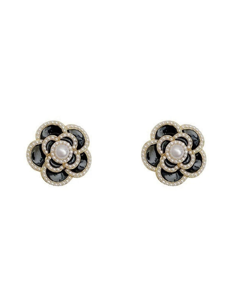 Boucles d'oreilles à tige camélia en perles noires et blanches