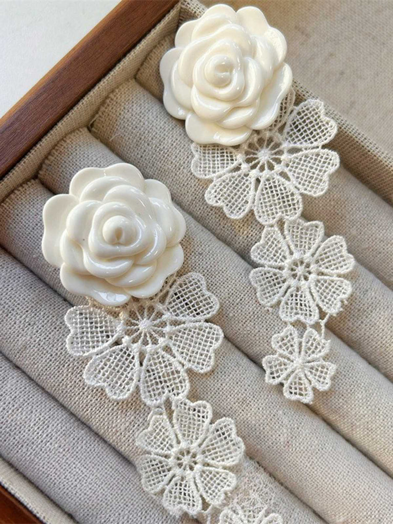 Boucles d'oreilles florales en dentelle rétro blanche