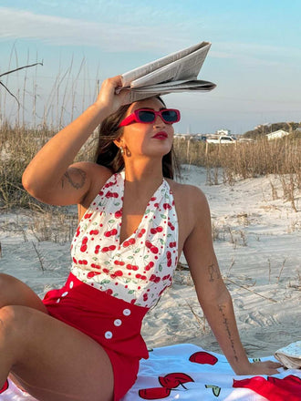 Combishort rouge cerise à col en V et à lacets Chic