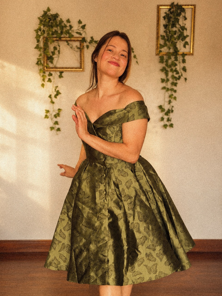 Robe trapèze verte à épaules dénudées et revers des années 1950