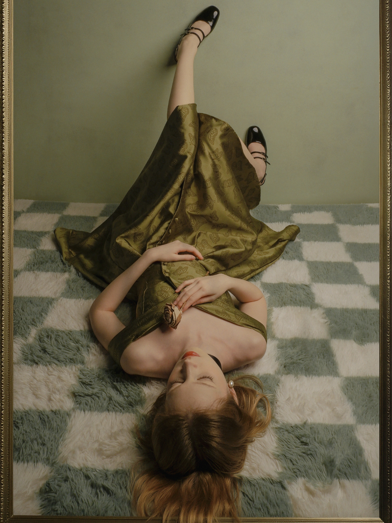 Robe trapèze verte à épaules dénudées et revers des années 1950