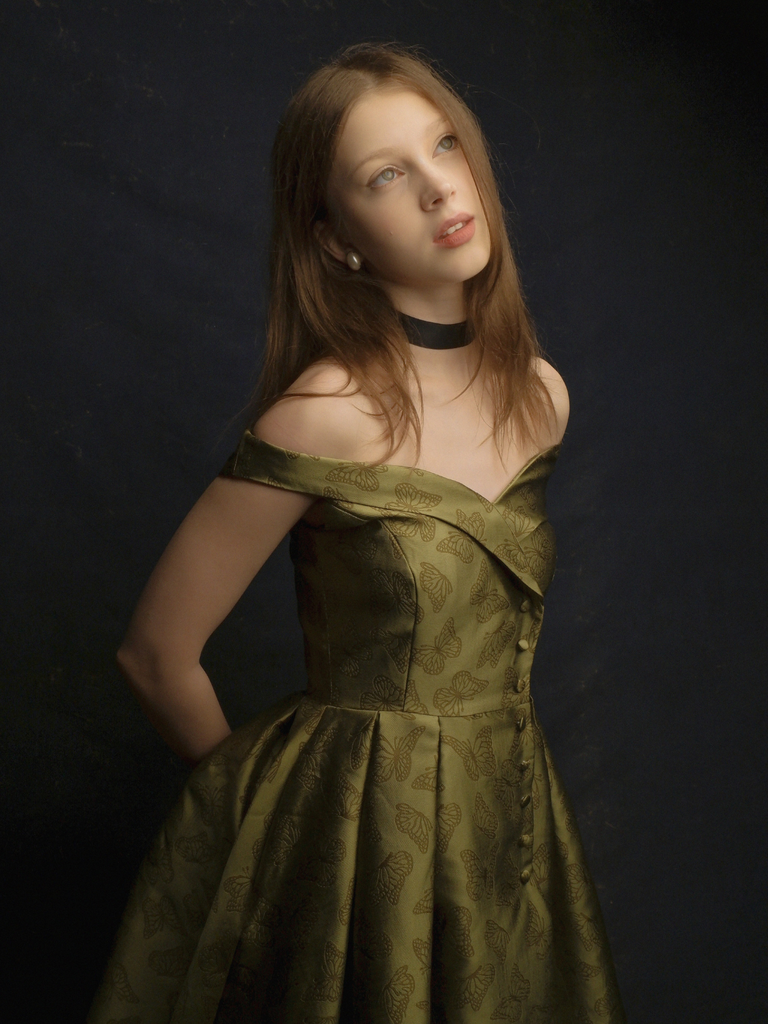 Robe trapèze verte à épaules dénudées et revers des années 1950