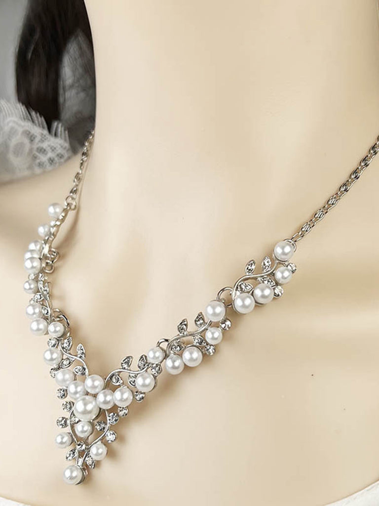 Ensemble collier et boucles d'oreilles feuilles de strass et perles blanches