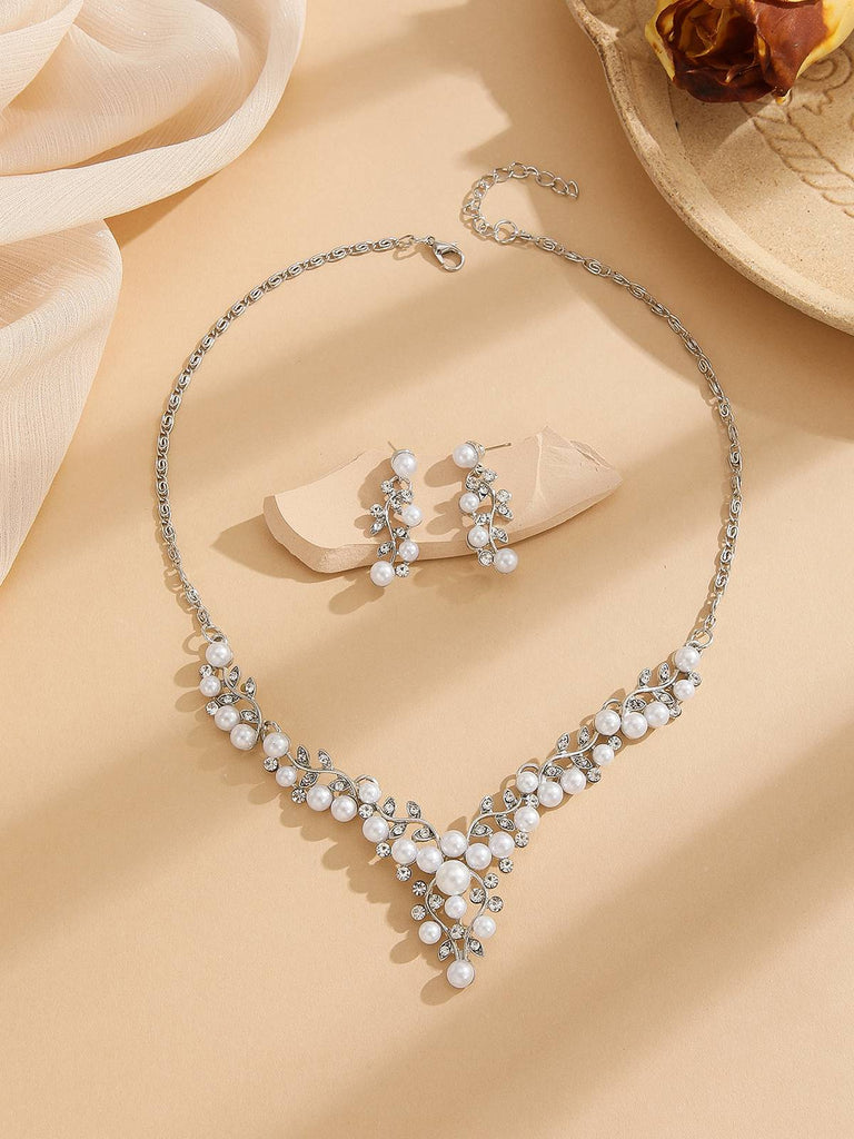 Ensemble collier et boucles d'oreilles feuilles de strass et perles blanches