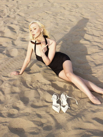 Maillot de bain dos nu noir uni des années 1950