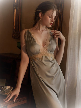 Pyjama en satin bleu dos nu à col en V et dentelle des années 1950