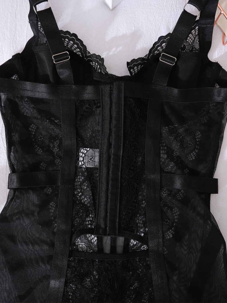 Ensemble lingerie nuisette transparente en dentelle et porte-jarretelles années 1950