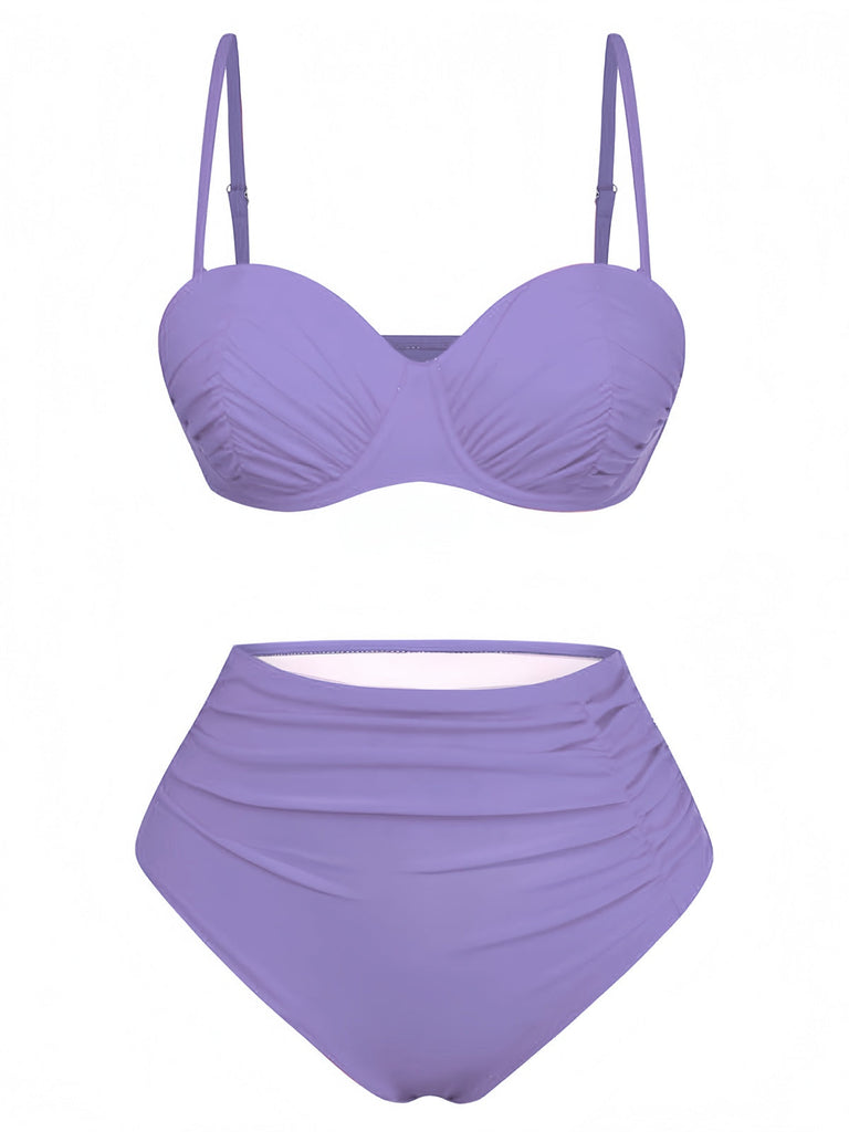 Ensemble bikini violet sur fond blanc