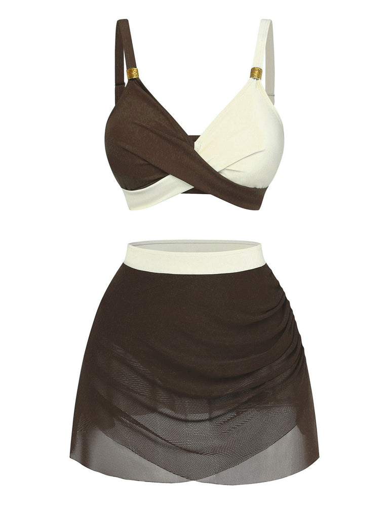 Maillot de bain deux pièces avec haut et jupe marron et blancs sur fond blanc