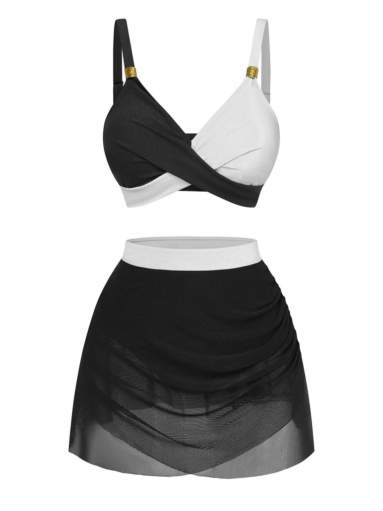 Ensemble deux pièces noir et blanc composé d'un soutien-gorge et d'une jupe sur fond blanc