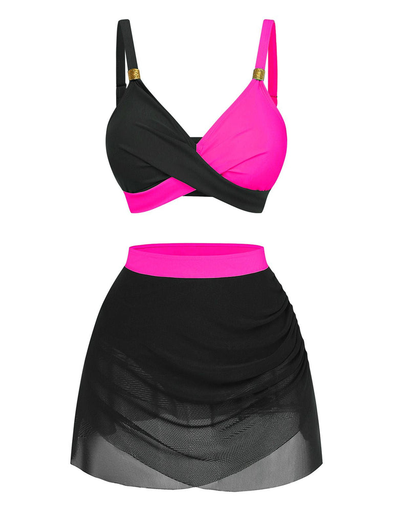 Maillot de bain deux pièces noir et rose avec jupe sur fond blanc