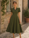 Robe unie boutonnée à revers vert armée des années 40