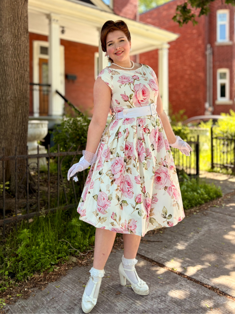 Robe rose à fleurs antique col bateau ceinturée années 1950