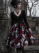 Robe noire à col pétales de roses et tête de mort des années 1950