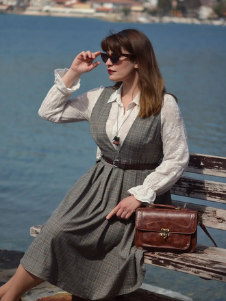 [Prévente] Robe à carreaux glen grise à col en V profond des années 40