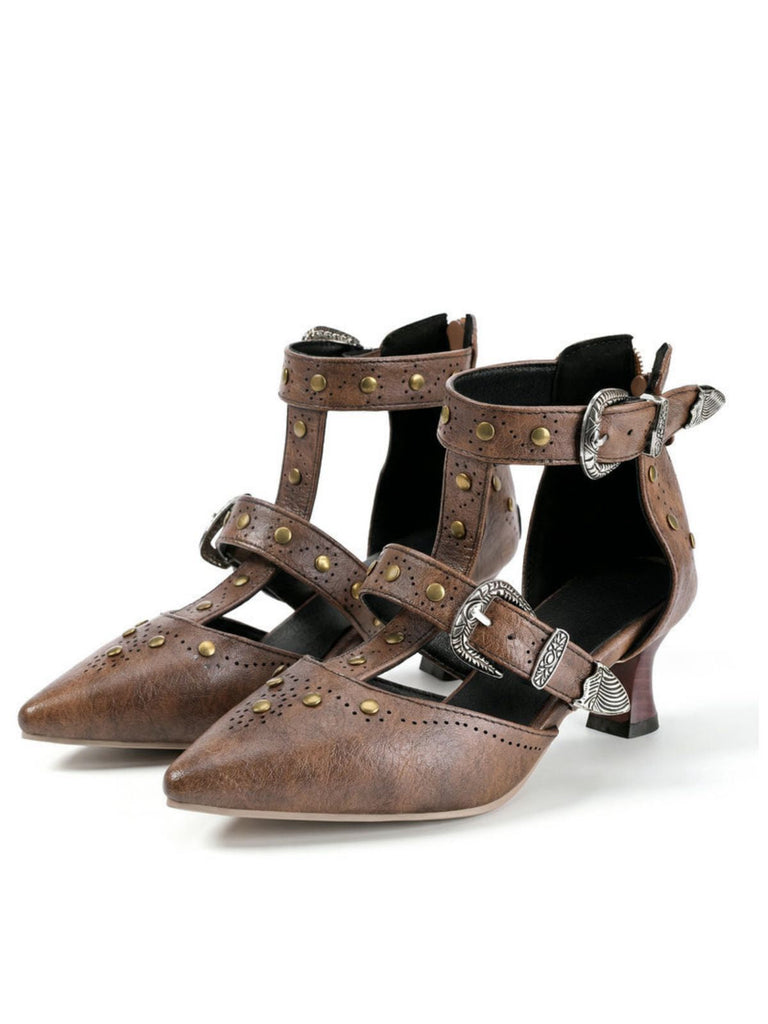 Paire de chaussures en cuir marron avec boucles et clous sur fond blanc