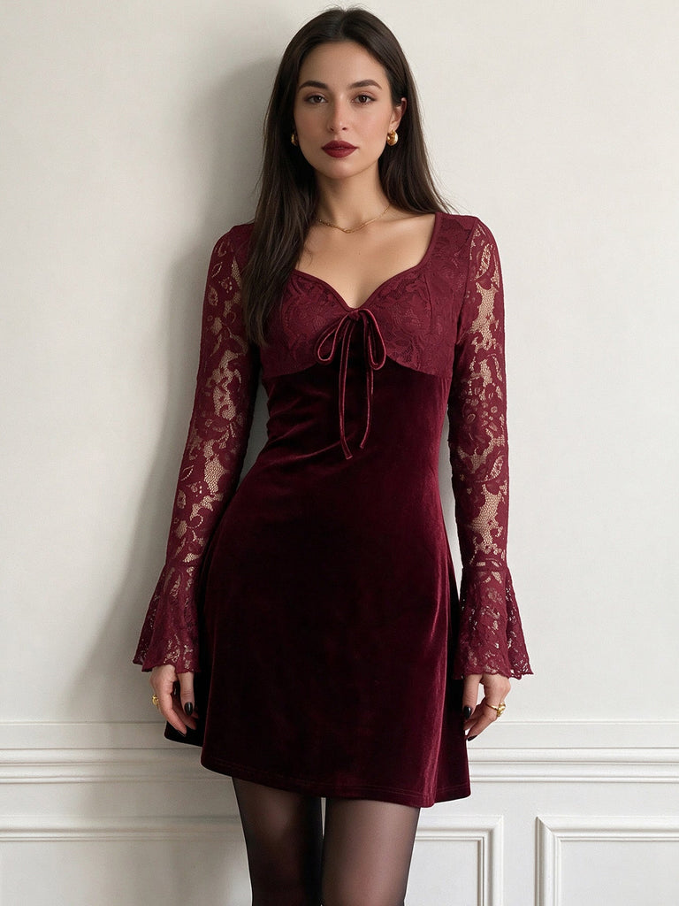 Mini-robe évasée lie-de-vin en velours et dentelle à manches évasées années 1960 - 2