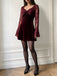 Mini-robe évasée lie-de-vin en velours et dentelle à manches évasées années 1960 - 3