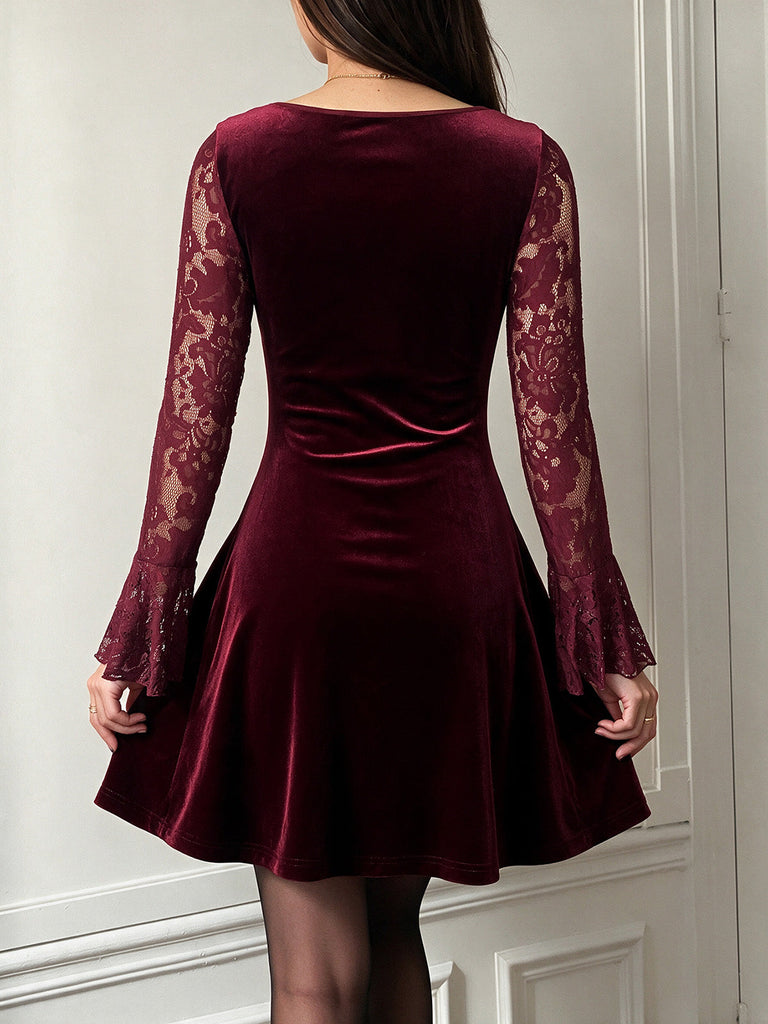Mini-robe évasée lie-de-vin en velours et dentelle à manches évasées années 1960 - 4