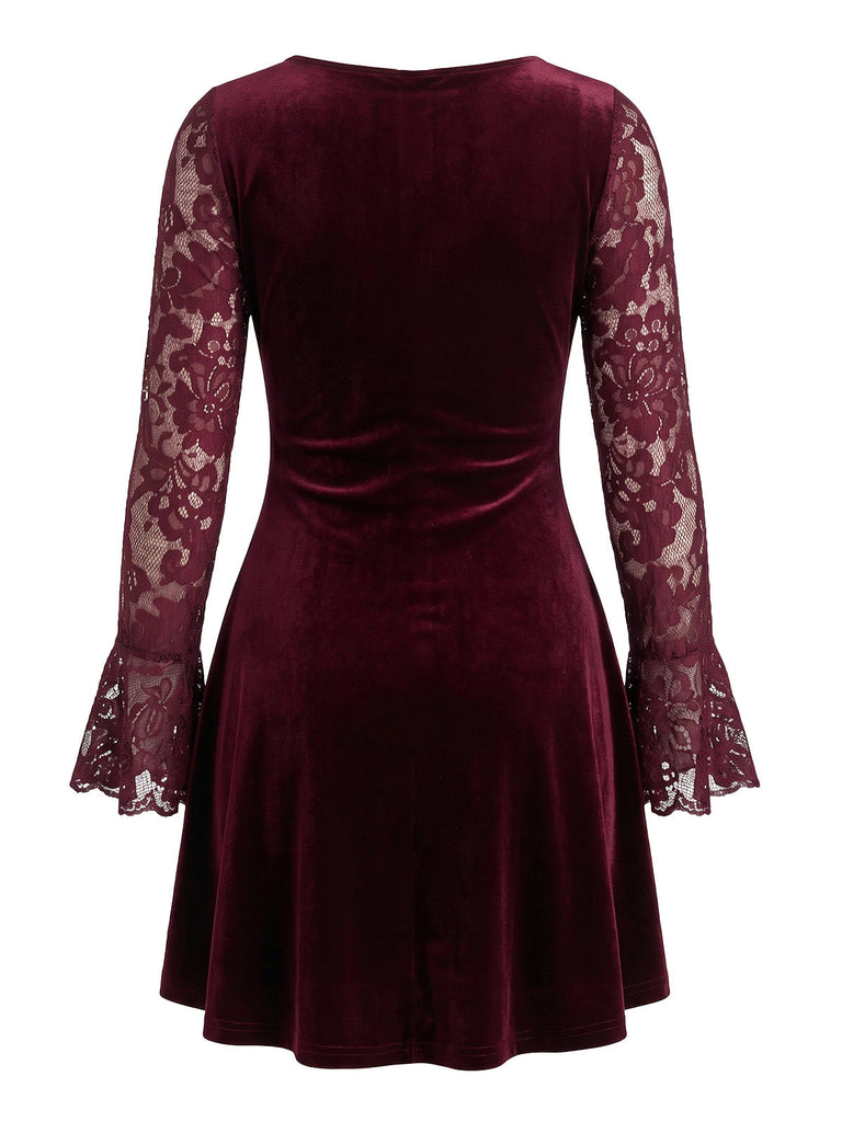 Mini-robe évasée lie-de-vin en velours et dentelle à manches évasées années 1960 - 6