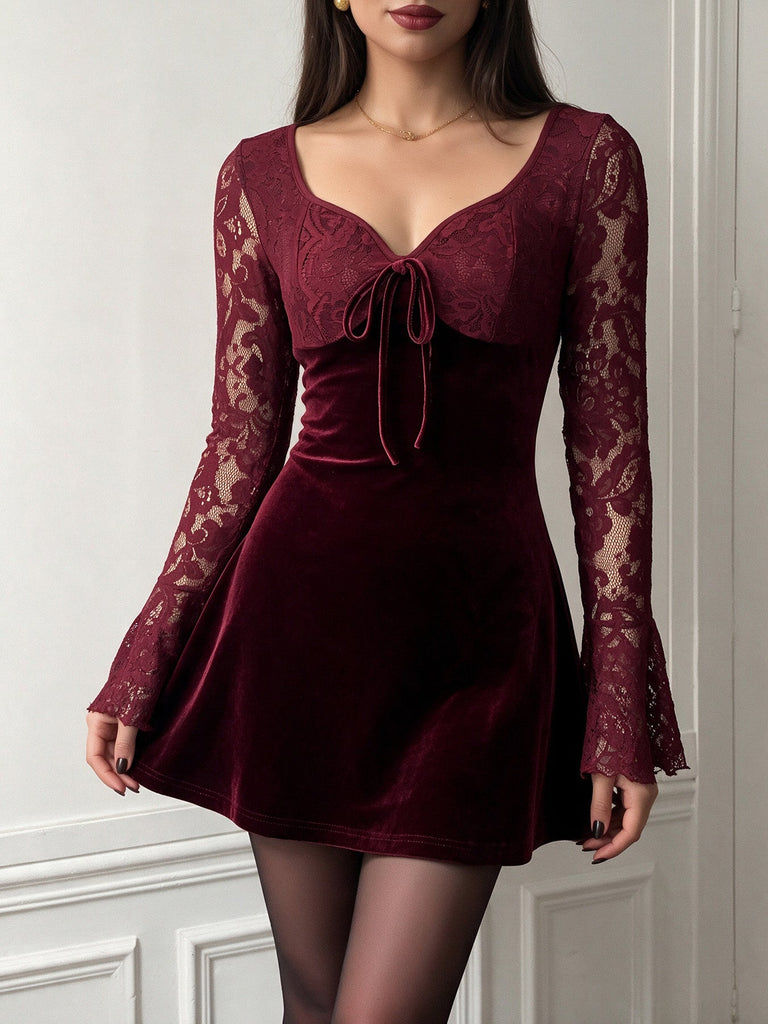 Mini-robe évasée lie-de-vin en velours et dentelle à manches évasées années 1960 - 7