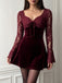 Mini-robe évasée lie-de-vin en velours et dentelle à manches évasées années 1960 - 7