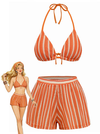 Ensemble bikini à rayures orange et blanches avec short assorti sur fond blanc