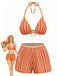 Ensemble bikini à rayures orange et blanches avec short assorti sur fond blanc