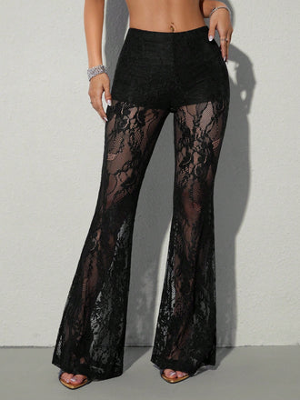 Pantalon long évasé noir en dentelle transparente à taille haute années 1970 - 1