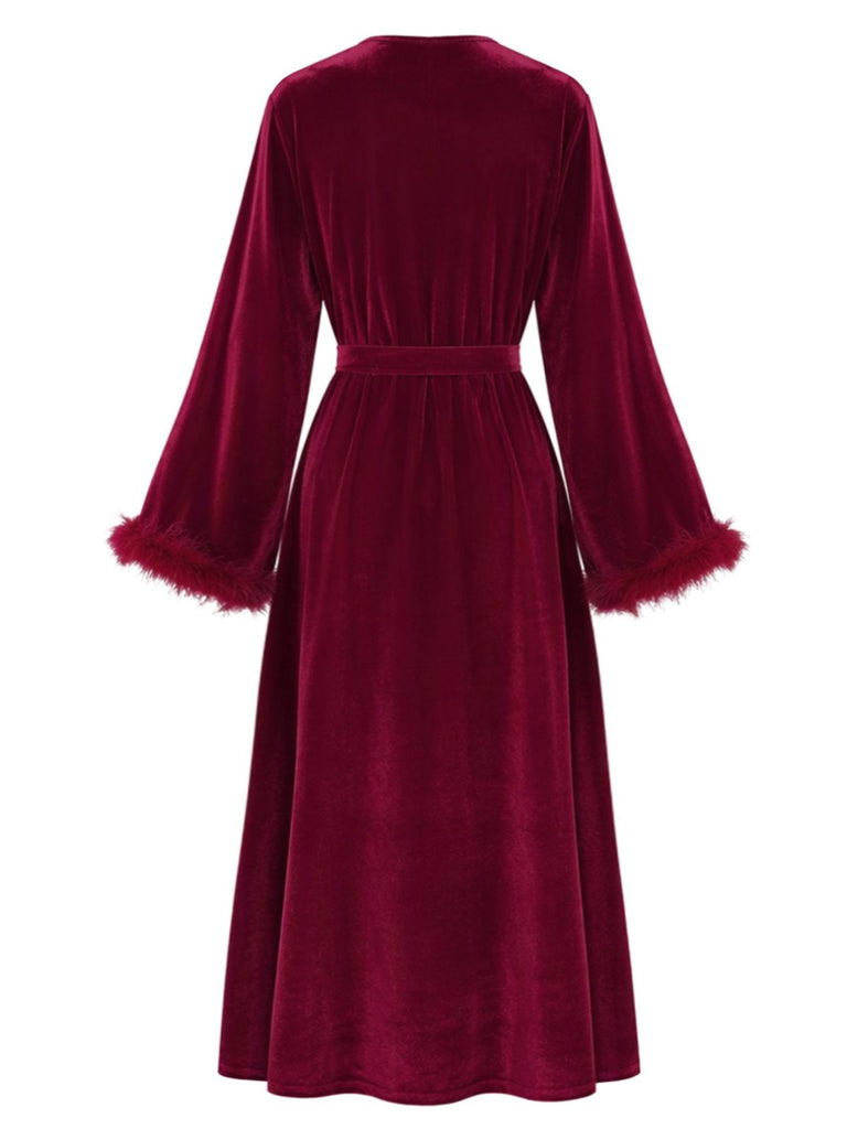 Peignoir rouge en velours à ceinture et bordure en fausse fourrure Années 1950 - 3