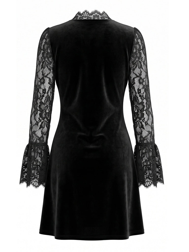 Robe courte gothique noire en velours à dentelle et manches évasées Années 1960 - 2